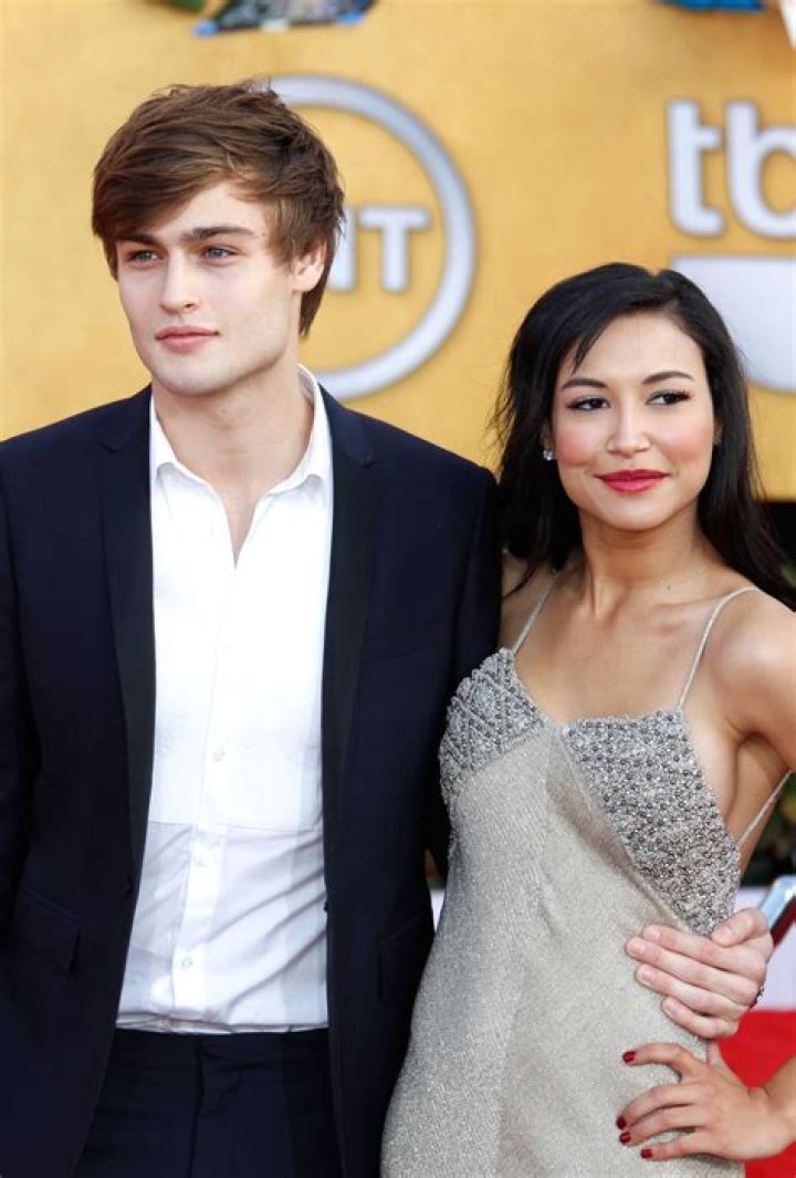 Douglas Booth’s Girlfriend: Who is Douglas Booth Dating?